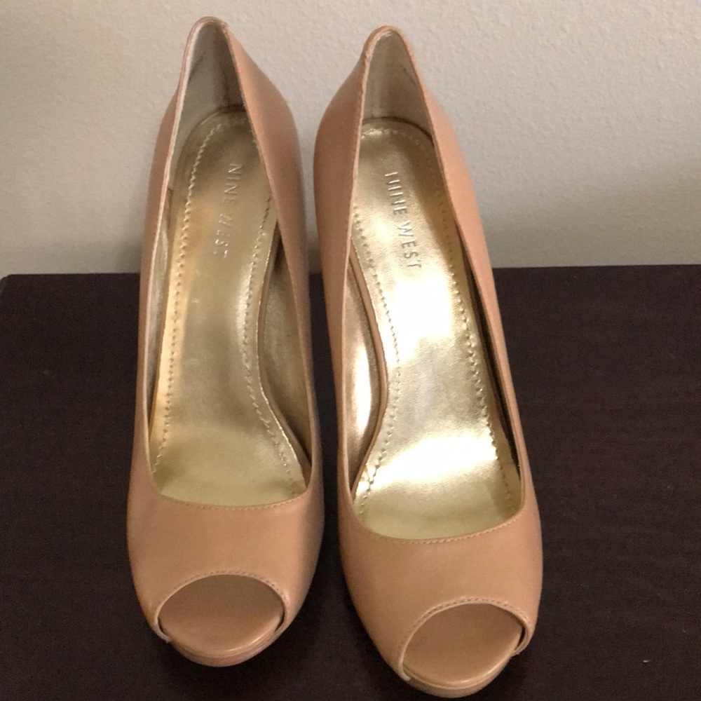 Nine West beige shoes size 7.5 medium width high heel 4.5 inches brand new